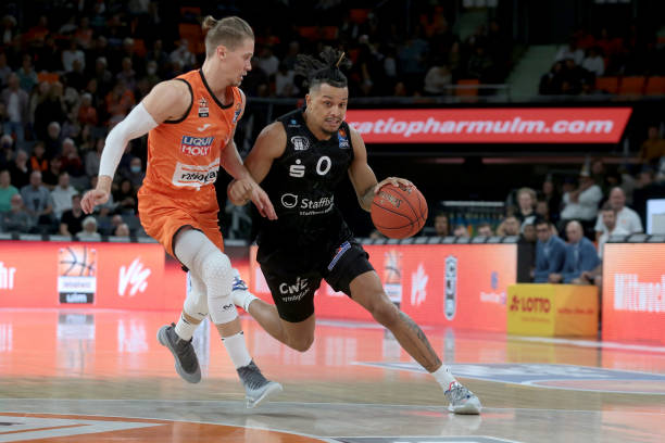 而新人在国 而新人在国